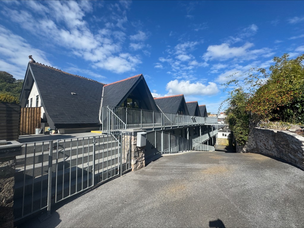 Lot: 13 - FREEHOLD BLOCK OF GROUND RENTS WITH ADDITIONAL INCOME FROM AN ADVERTISING HOARDING - View from the road